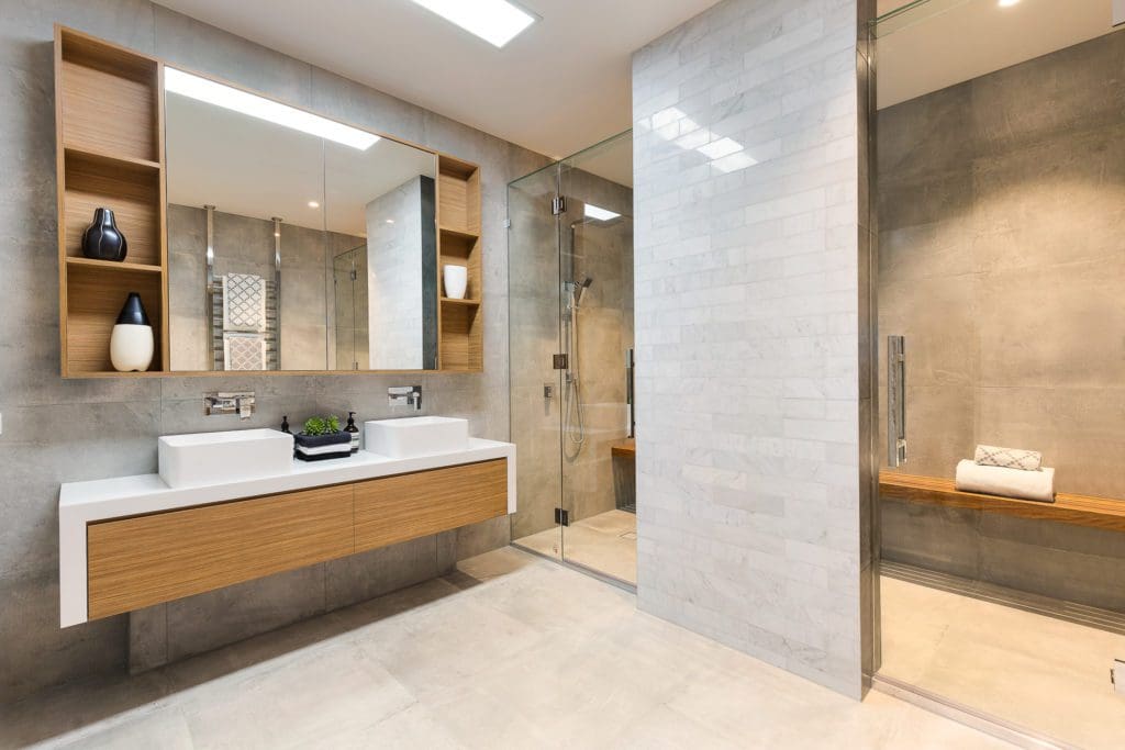 Salle de bain moderne avec douche à l'italienne, hammam et meuble double vasque