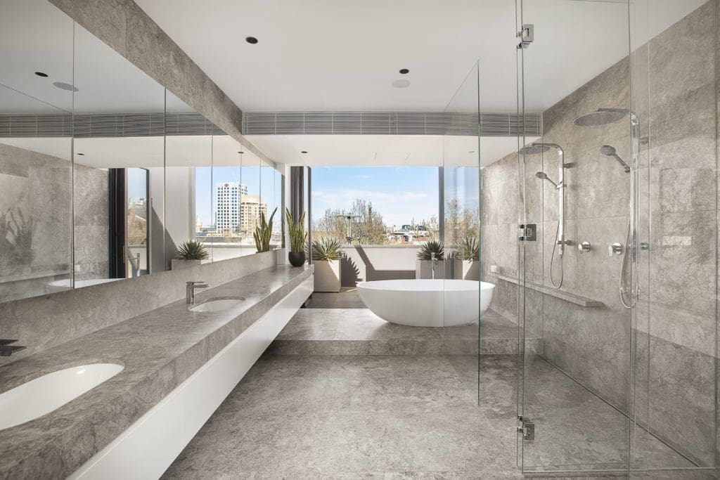 Salle de bain moderne, douche walk-in, baignoire ilot et double vasque
