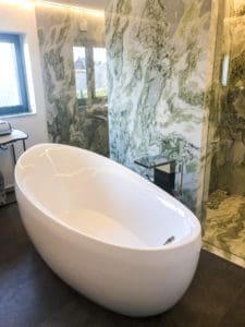 Salle de bain, baignoire en ilot